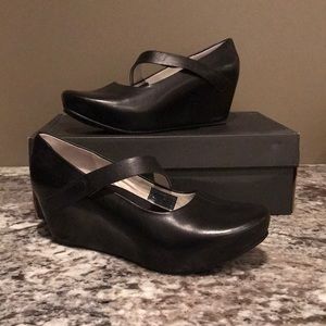 NEVER WORN! Black Tsubo Wedges